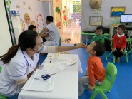 Trường mầm non Hoạ Mi phối hợp với trạm Y tế xã Thanh Minh tổ chức co trẻ uống Vitamin A và thuốc tẩy giun đợt 2 năm 2023