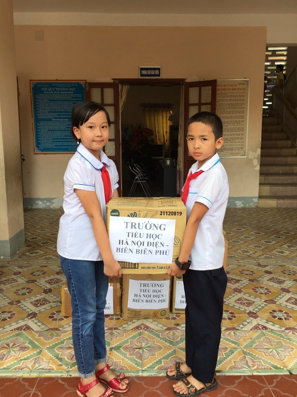 Trường Tiểu học Hà Nội - Điện Biên Phủ phát động ủng hộ sách giáo khoa cho các bạn học sinh vùng khó khăn năm học 2017 - 2018