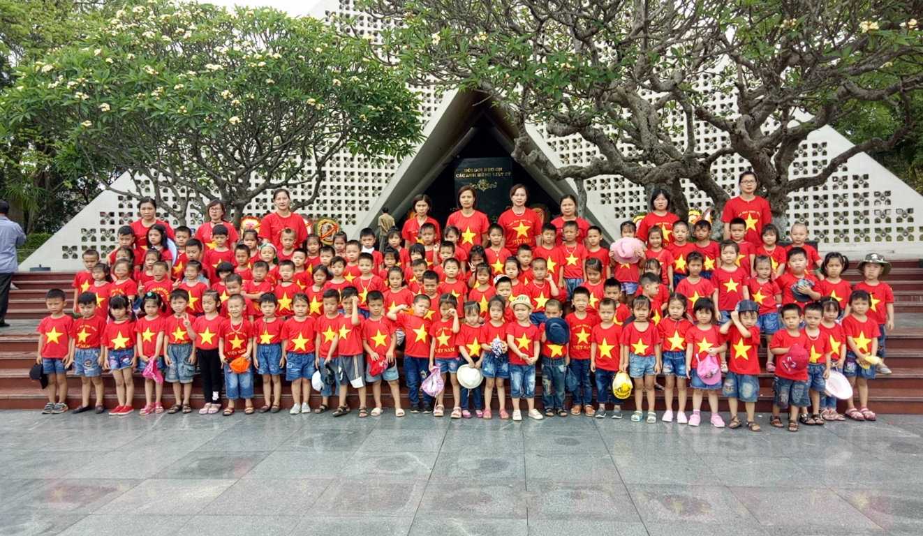 Trường Mầm non Hoa Sen tổ chức lễ dâng hương Nghĩa trang A1 và thăm quan bảo tàng chiến thắng Điện Biên phủ