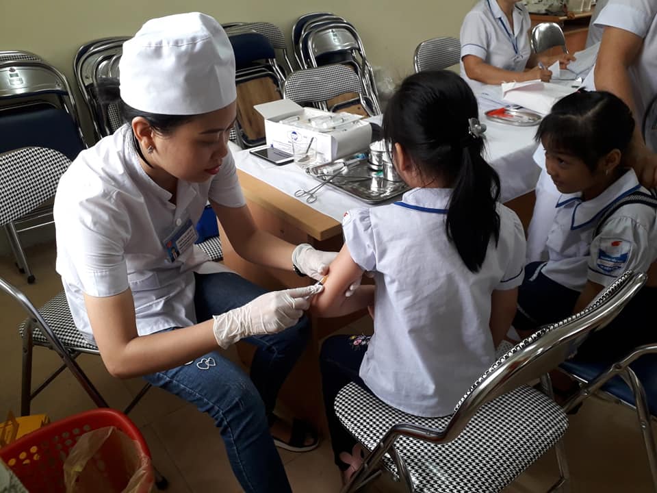 Trường Tiểu học Noong Bua tổ chức chiến dịch tiêm bổ sung vacxin Sởi - Rubela cho các em học sinh