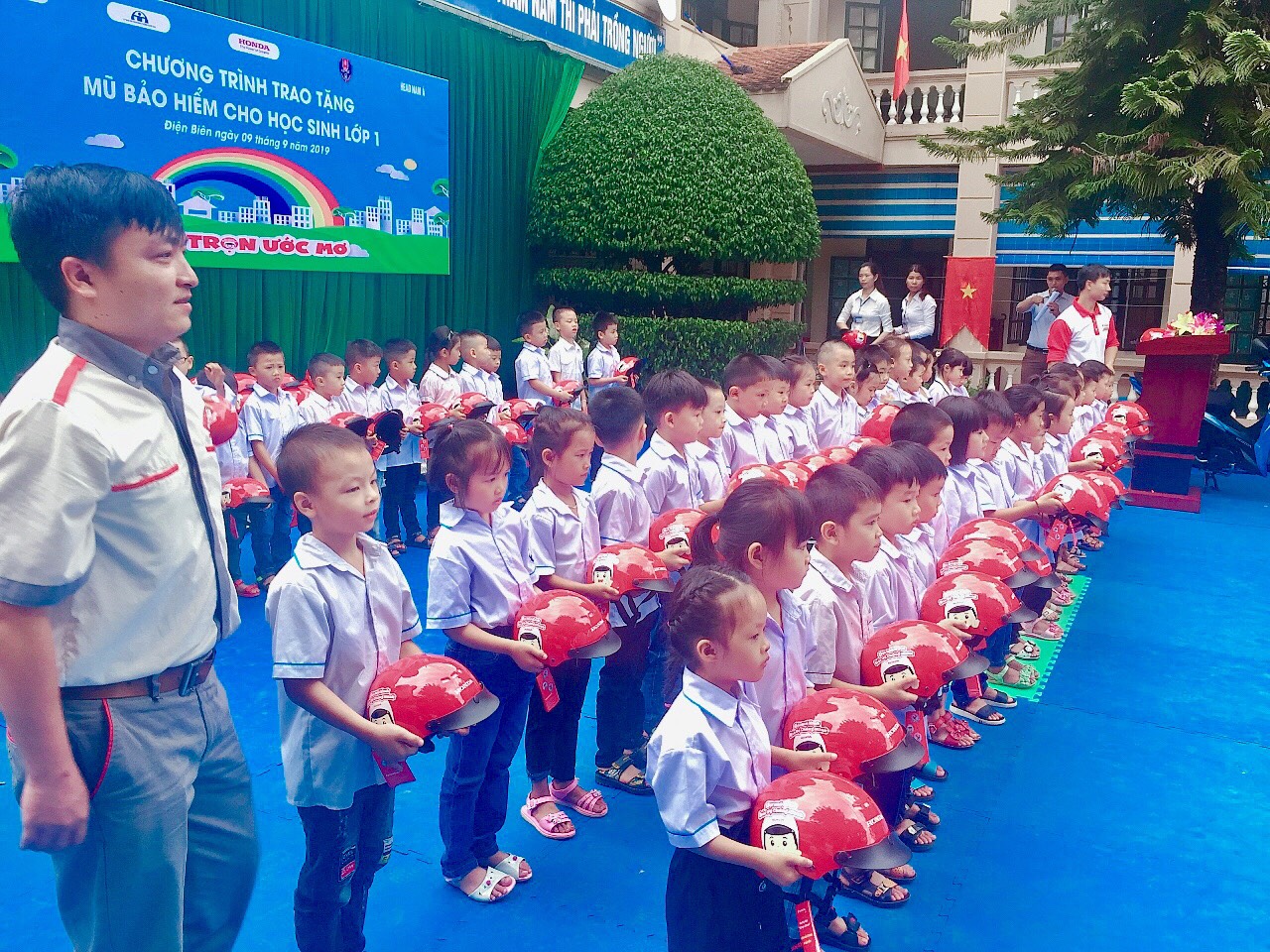Trường Tiểu học Nam Thanh thành phố Điện Biên phủ phối hợp với Công ty Trách nhiệm hữu hạn Nam Á tổ chức trao mũ bảo hiểm cho 156 em học sinh khối lớp 1