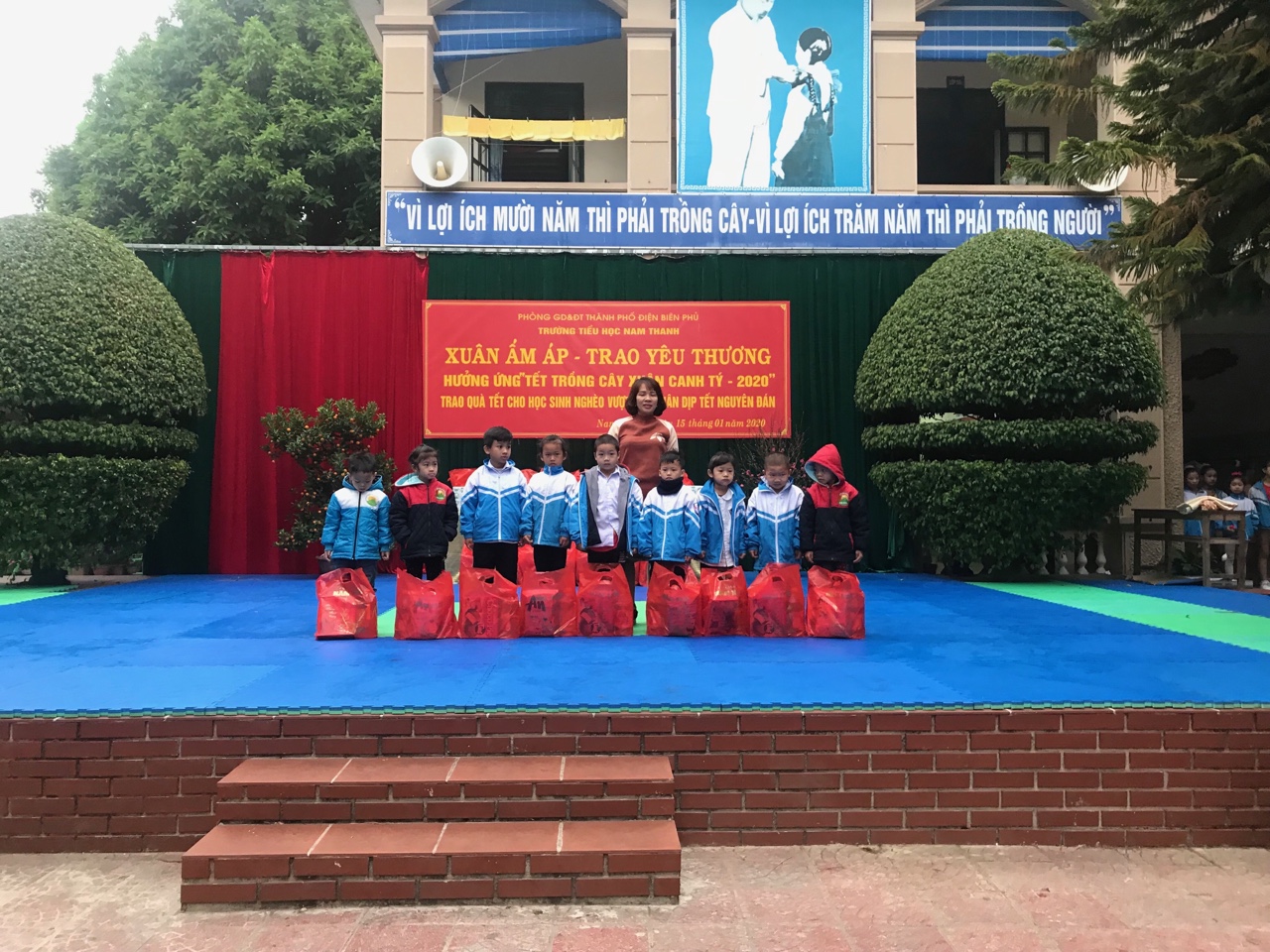 Trường TH Nam Thanh hưởng ứng tết trồng cây và tổ chức trao quà tết cho các em học sinh nghèo vượt khó