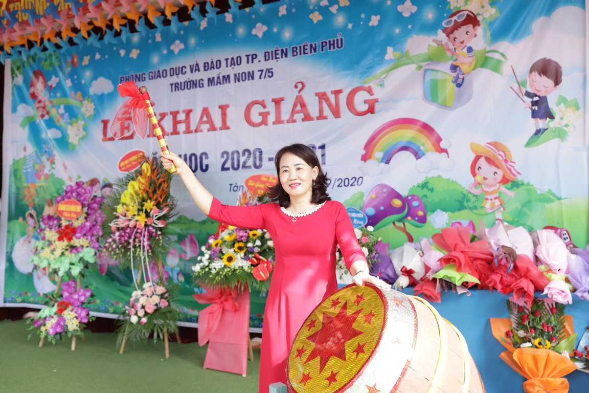 Cô giáo Dương Hồng Hạnh - Bí thư chi bộ, Hiệu trưởng nhà trường đánh trống khai giảng năm học mới