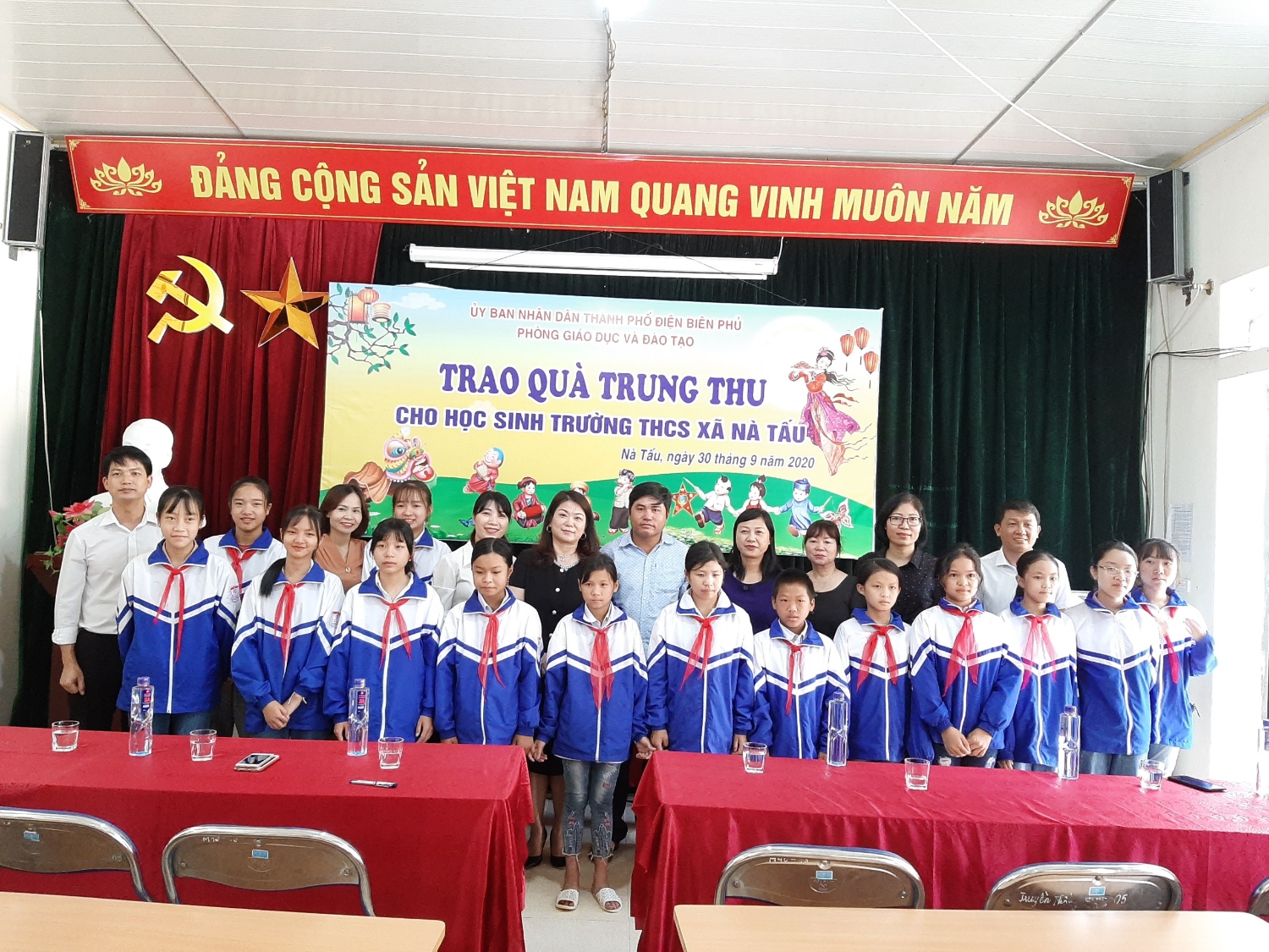 Phòng GD & ĐT Thành phố Điện Biên Phủ trao quà Trung thu  cho học sinh trường THCS xã Nà Tấu