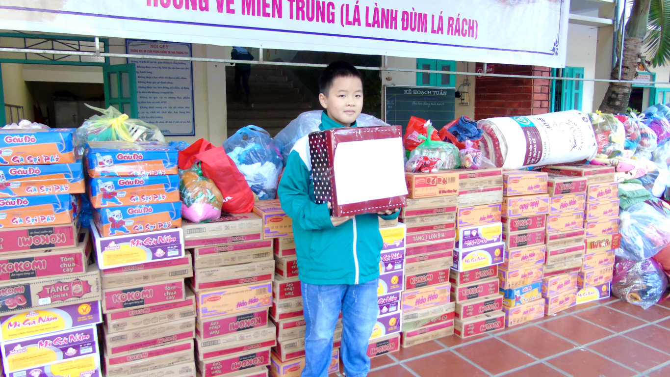 Trường tiểu học Him Lam, thành phố Điện Biên Phủ phát động phong trào quyên góp, ủng hộ đồng bào các tỉnh miền Trung bị thiệt hại do bão, lũ
