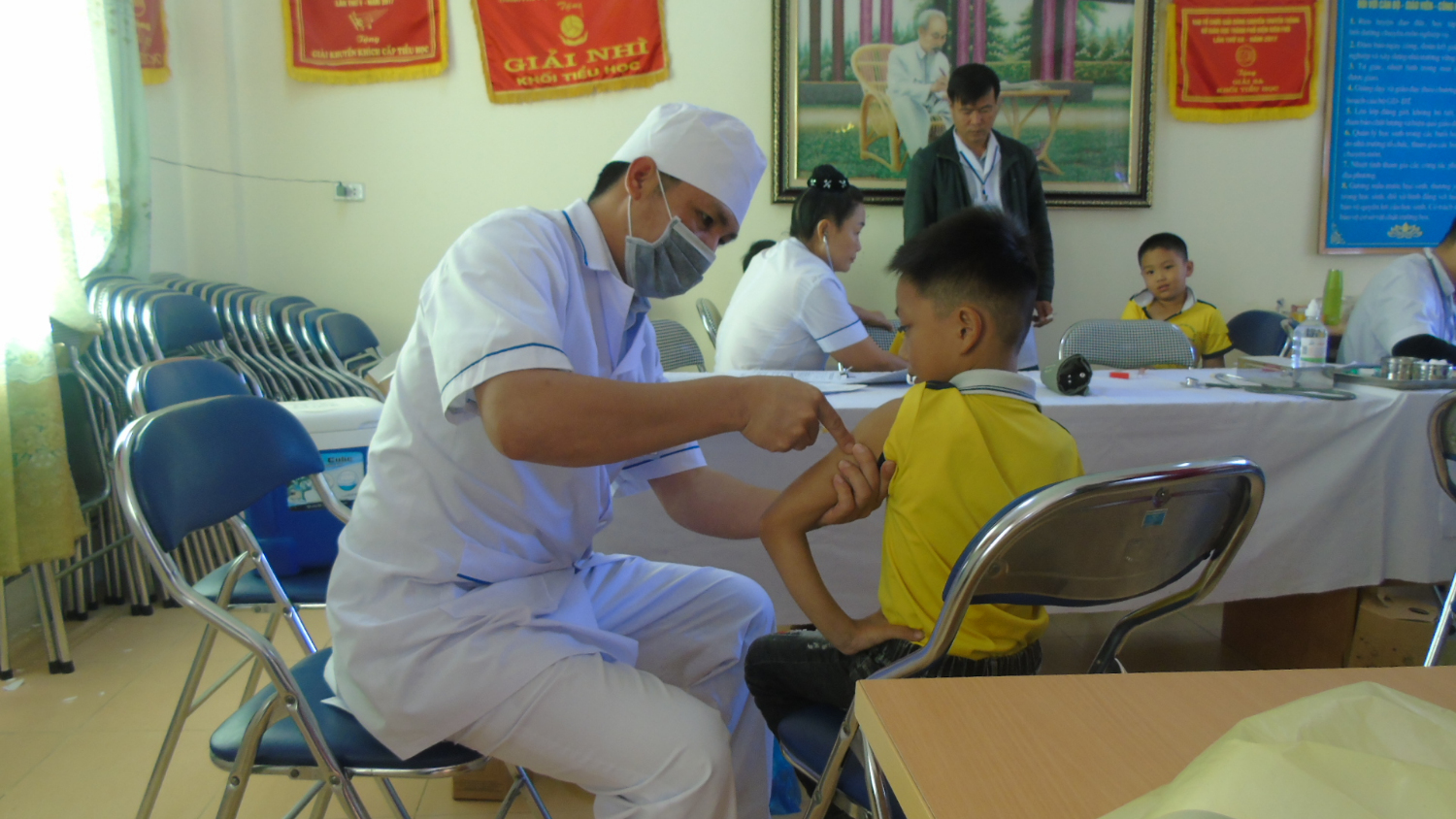 Trường Tiểu học Noong Bua tổ chức tiêm bổ sung vắc xin Uốn ván – Bạch hầu (TD) năm 2020 trên địa bàn phường Noong Bua