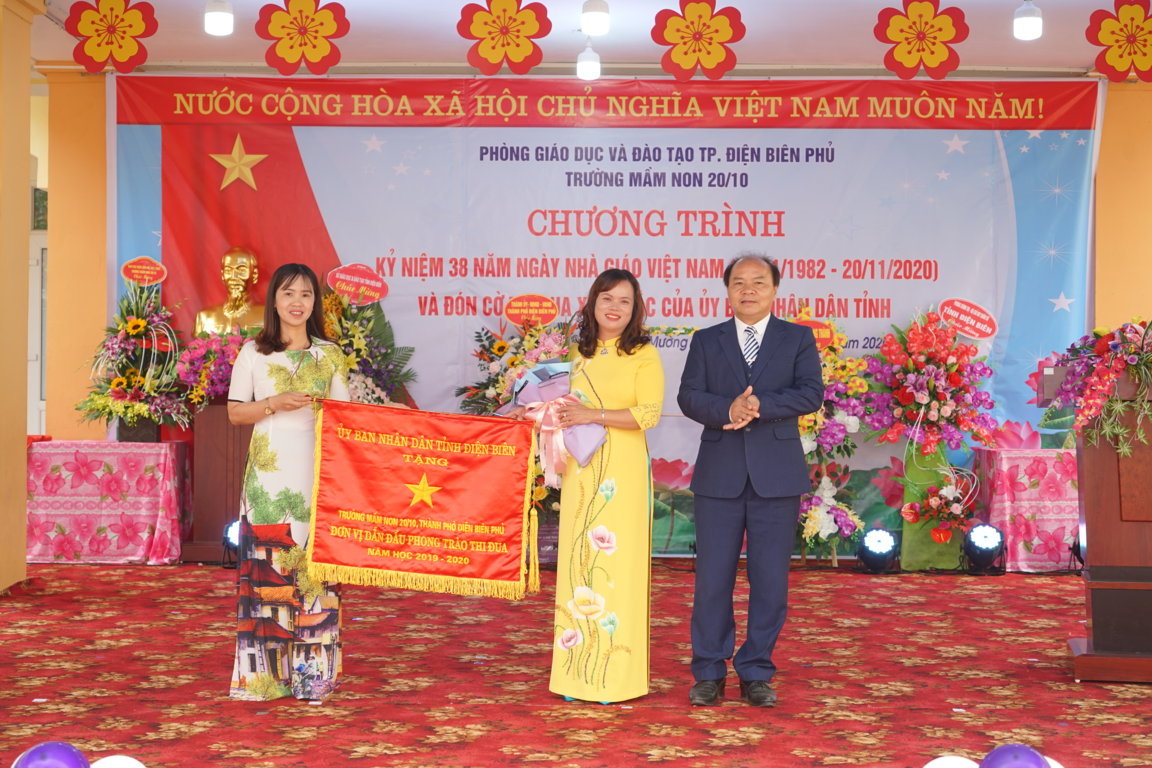 Trường mầm non 20/10 tổ chức kỷ niệm 38 năm ngày Nhà giáo Việt Nam và đón cờ thi đua xuất sắc của UBND tỉnh Điện Biên