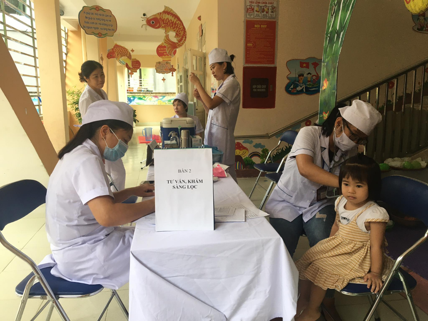 Trạm y tế khám sàng lọc sức khỏe cho trẻ tại trường