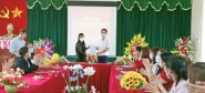Đồng chí Bùi Thị Thu Hiền P.Trưởng phòng GD&ĐT trao Quyết định và giao nhiệm vụ cho đồng chí Nguyễn Tiến Lực