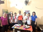 Trường Tiểu học Nam Thanh thăm hỏi, tặng quà các gia đình chính sách
