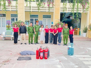 Trường mầm non Hoa Mai  tổ chức buổi tập huấn kỹ năng phòng cháy chữa cháy dành cho cán bộ, giáo viên và nhân viên nhà trường và học sinh khối lớp mẫu nhỡ, mẫu giáo lớn