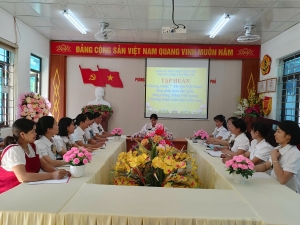 Trường mầm non Họa Mi tổ chức tập huấn Chương trình “Tôi yêu Việt Nam”, lồng ghép giáo dục giới, tăng cường tiếng Việt trong Chương trình giáo dục mầm non năm học 2024 - 2025.