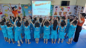 TRƯỜNG MẦM NON 20/10 TUYÊN TRUYỀN VỚI CHA MẸ HỌC SINH   SỬ DỤNG HIỆU QUẢ THƯ VIỆN SỐ TRONG TRƯỜNG HỌC