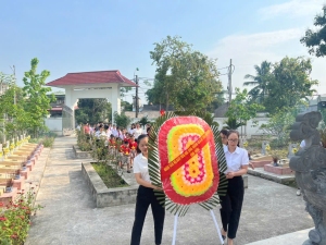Trường MN Thanh Trường dâng hương tưởng niệm  các anh hùng liệt sỹ tại Nghĩa trang Thanh Niên Xung Phong công trường đại thủy nông Nậm Rốm