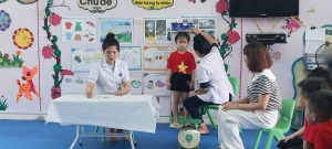 TRƯỜNG MẦM NON HOA MƠ PHỐI HỢP TRẠM Y TẾ PHƯỜNG NAM THANH THỰC HIỆN KHÁM SỨC KHỎE CHO TRẺ LẦN 2  NĂM HỌC 2024-2025