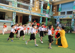 BUỔI CHỤP KỶ YẾU Ý NGHĨA, CHIA TAY CÁC BÉ 5 - 6 TUỔI CỦA CÔ TRÒ MẦM NON HIM LAM