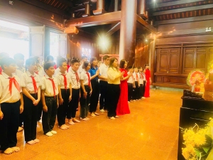 THÀNH KÍNH TRI ÂN – ĐOÀN VIẾNG ĐỀN THỜ LIỆT SĨ  NHÂN KỶ NIỆM 71 NĂM CHIẾN THẮNG LỊCH SỬ ĐIỆN BIÊN PHỦ