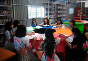 Học sinh cùng nhau đọc sách trong phòng đọc