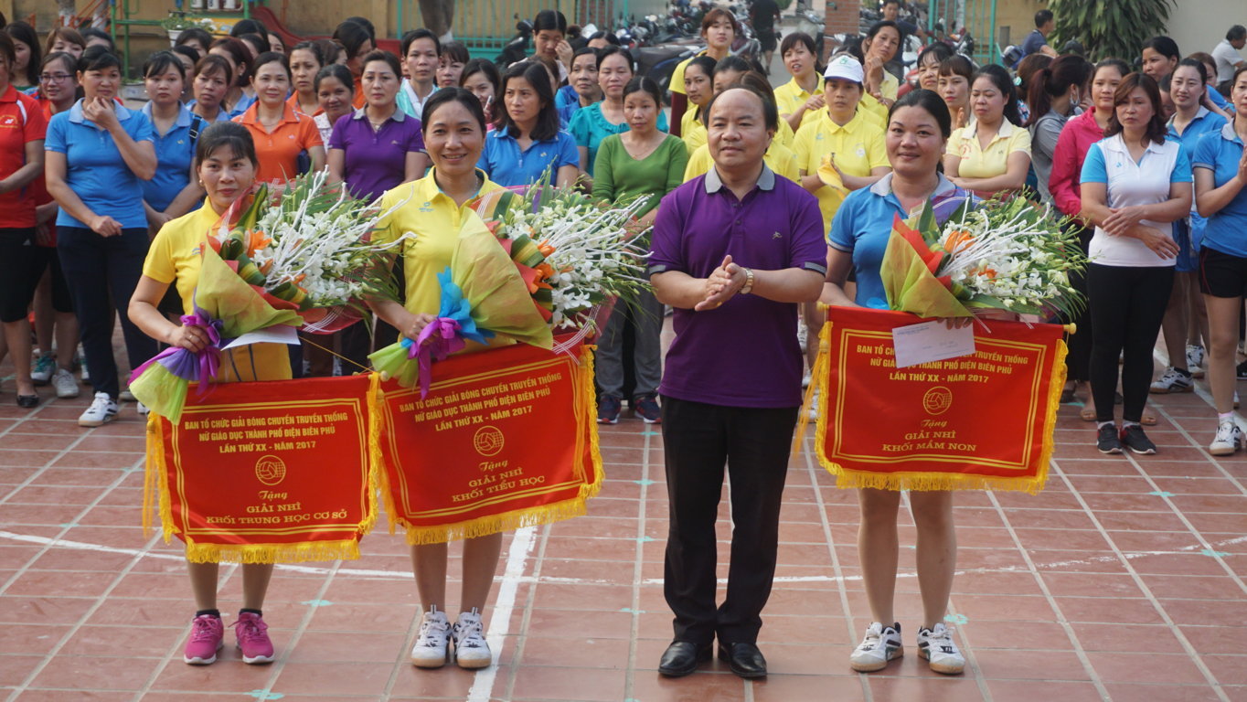 Thạc sỹ, Nhà Giáo Ưu tú Đào Hoài Nam - Trưởng Phòng GD&ĐT trao thưởng cho các đội bóng đạt giải nhất