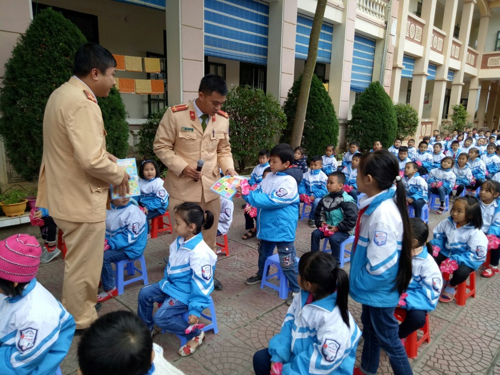Sáng ngày 11/12/2017,  Phòng cảnh sát giao thông Công an thành phố Điện Biên Phủ đã tổ chức phổ biến luật an toàn giao thông cho toàn thể cán bộ giáo viên và 643 em học sinh Trường tiểu học Nam Thanh.