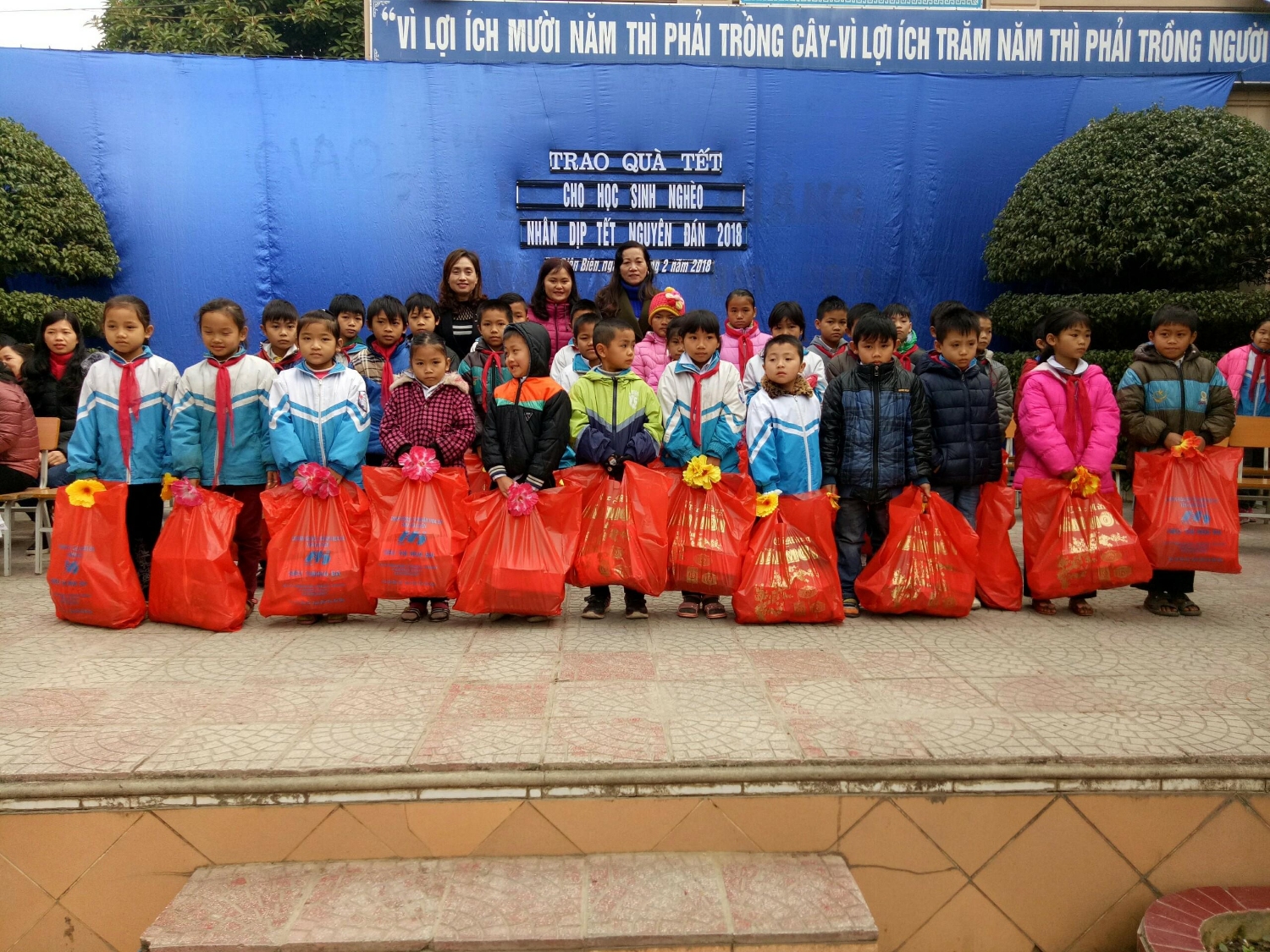 Liên đội Trường Tiểu học Nam Thanh tặng quà cho học sinh nghèo nhân dịp tết Nguyên Đán Xuân Mậu Tuất 2018