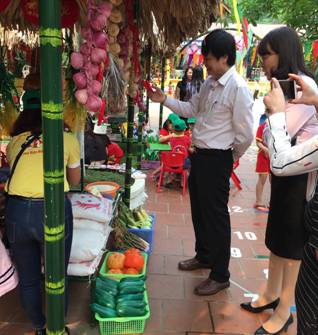 Vụ trưởng Vụ GDMN cùng đoàn công tác   thăm và làm việc với cô và trò trường mầm non 7/5  thành phố Điện Biên Phủ- tỉnh Điện Biên
