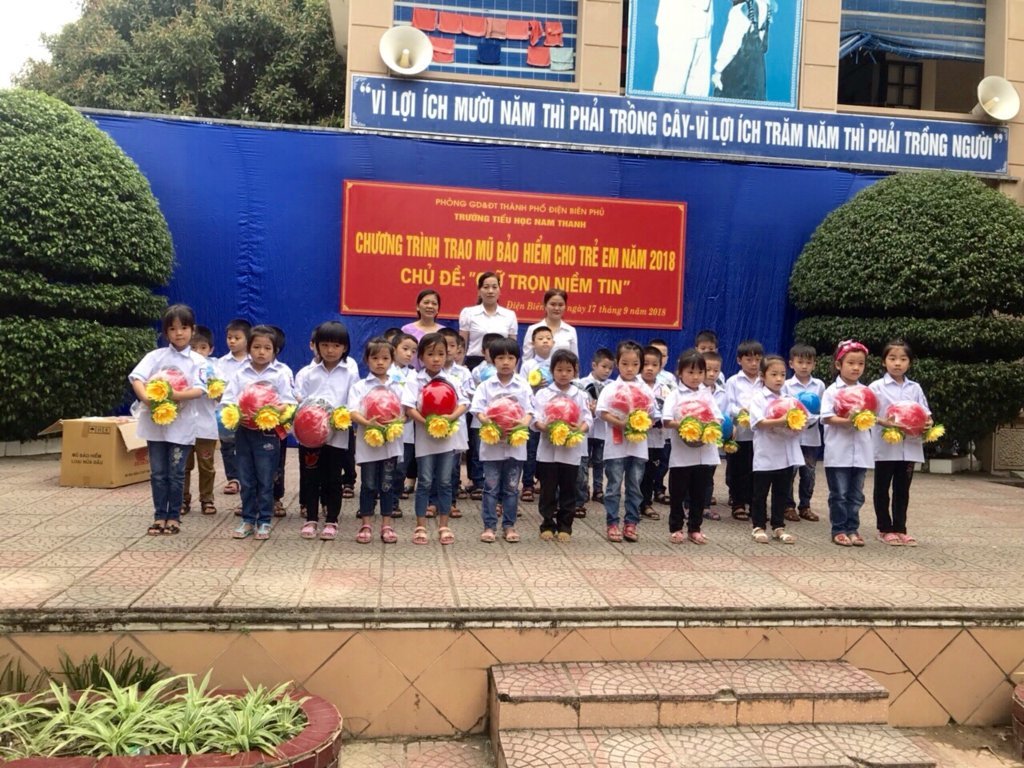 Chương trình trao mũ bảo hiểm tài trợ cho học sinh Trường Tiểu học Nam Thanh thành phố Điện Biên Phủ