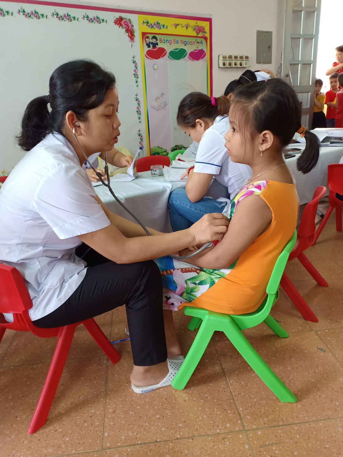 Trường Mầm non Noong Bua triển khai chiến dịch tiêm bổ sung vắc xin Sởi - Rubella cho trẻ.