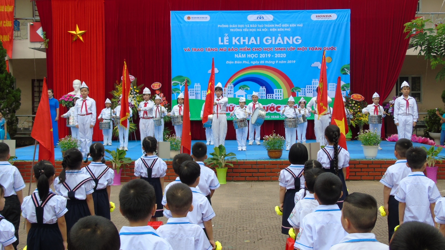 Trường Tiểu học Hà Nội - Điện Biên Phủ tổ chức khai giảng năm học 2019 - 2020 và công ty Honda Việt Nam trao tặng mũ bảo hiểm cho cho 260 em học sinh lớp 1 nhân ngày khai trường.