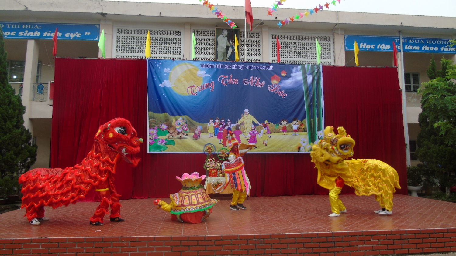 Trường Tiểu học Hà Nội - Điện Biên Phủ tổ chức cho hơn 1000 học sinh vui Tết Trung thu đầy ý nghĩa.