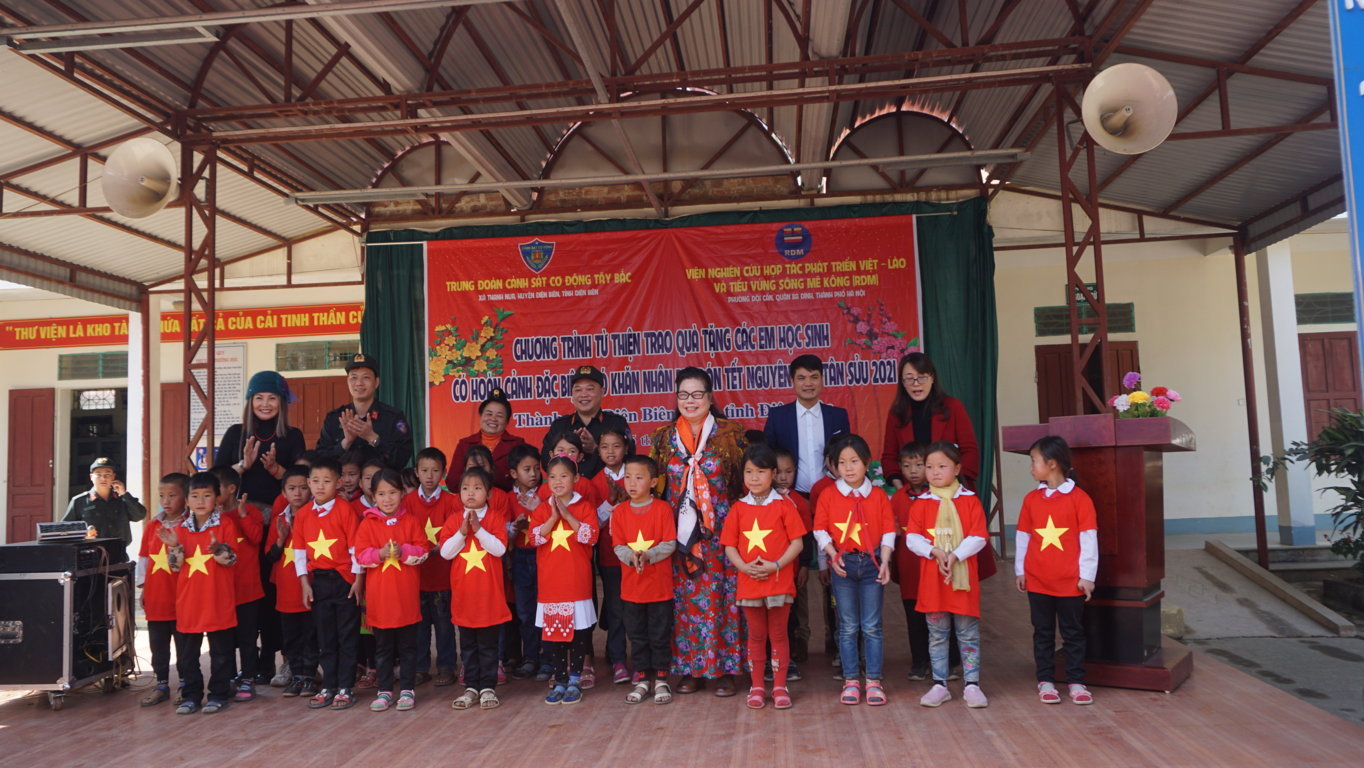 Trung đoàn cảnh sát cơ động Tây bắc phối hợp với Viện nghiên cứu hợp tác phát triển Việt Lào và Tiểu vùng sông Mê Kông tổ chức chương trình tặng quà cho học sinh trường TH Mường Phăng