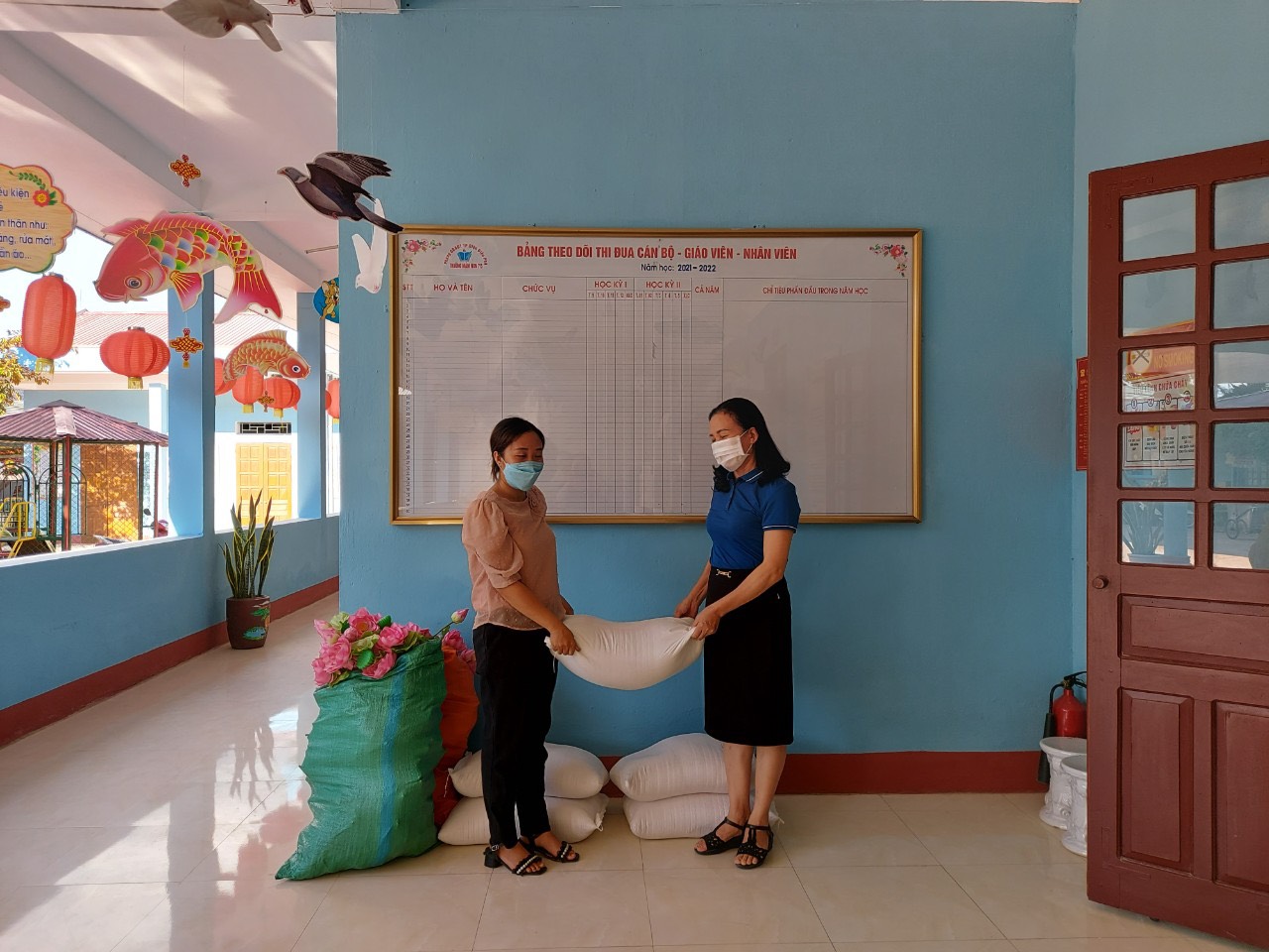 Trường mầm non 7/5 hỗ trợ gạo cho các bé trường mầm non  xã Mường Phăng