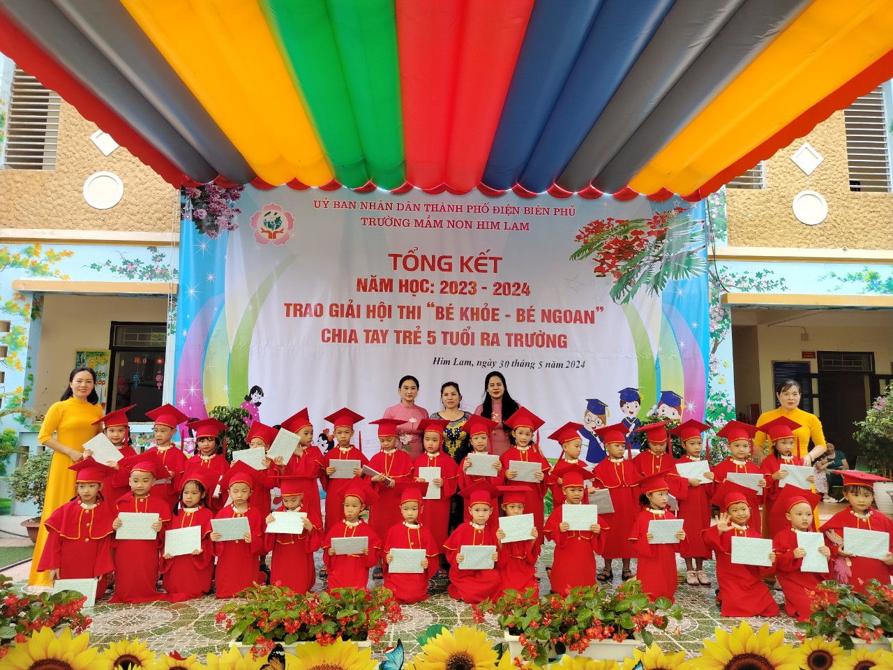 Cô trò trường Mầm Non Him Lam  long trọng tổ chức Lễ Tổng kết năm học, tổng kết hội thi Bé khỏe - Bé ngoan và chia tay các bé 5 tuổi
