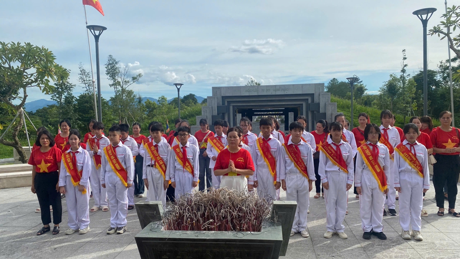 TRƯỜNG THCS HIM LAM DÂNG HƯƠNG TƯỞNG NIỆM CÁC ANH HÙNG LIỆT SĨ NHÂN DỊP QUỐC KHÁNH (2/9/1945 - 2/9/2024)