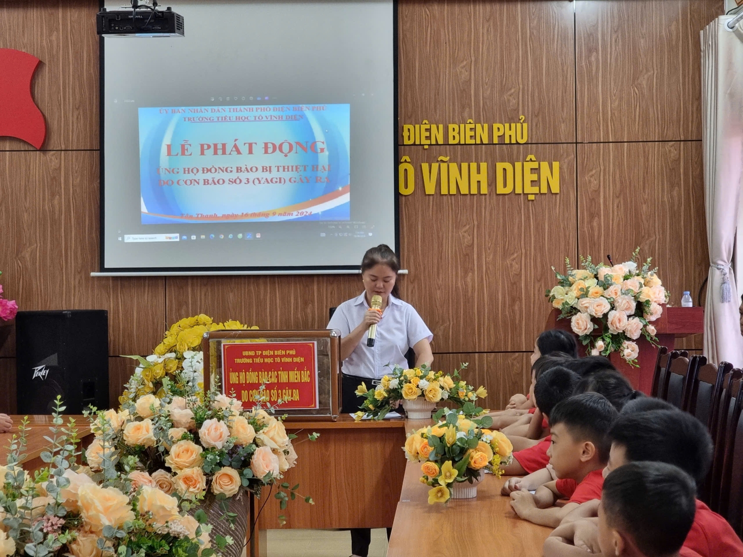 THẦY VÀ TRÒ TRƯỜNG TIỂU HỌC TÔ VĨNH DIỆN PHÁT ĐỘNG PHONG TRÀO ỦNG HỘ ĐỒNG BÀO BỊ THIỆT HẠI  DO CƠN BÃO SỐ 3 (YAGI) GÂY RA