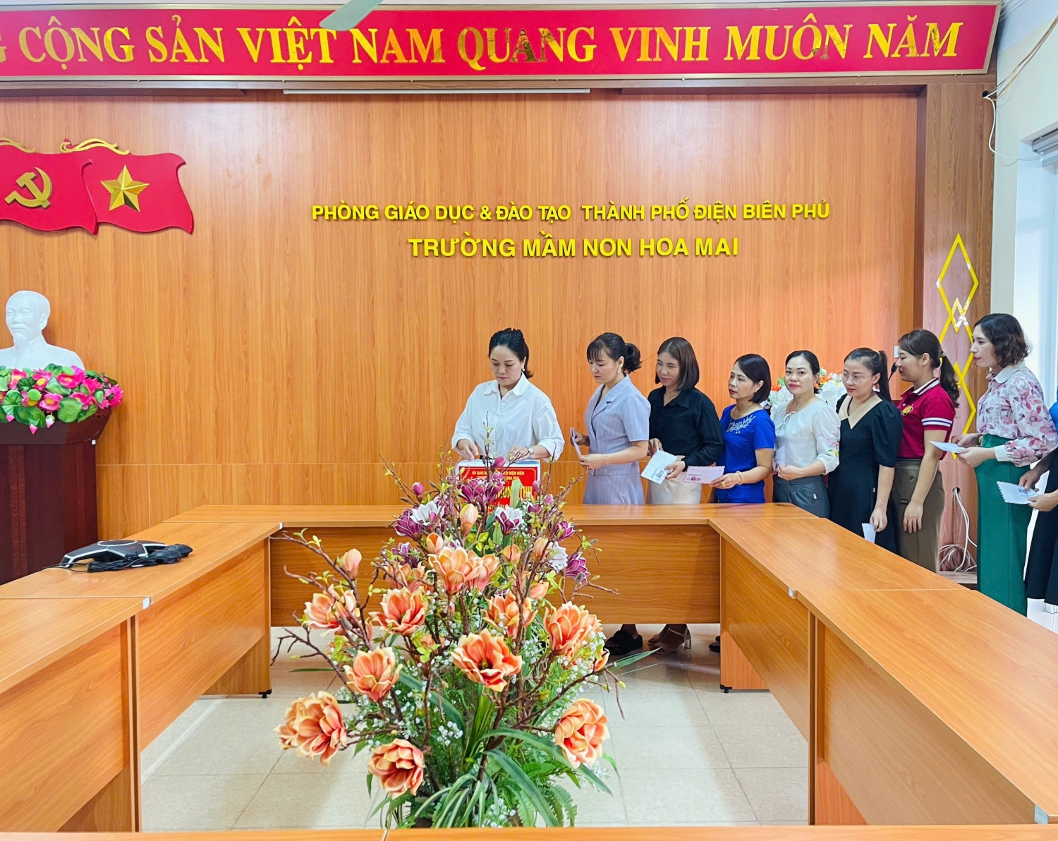 Cán bộ quản lý, giáo viên, nhân viên và phụ huynh học sinh  Trường mầm non Hoa Mai chung tay chia sẻ với nhân dân các tỉnh phía Bắc ảnh hưởng cơn bão số 3