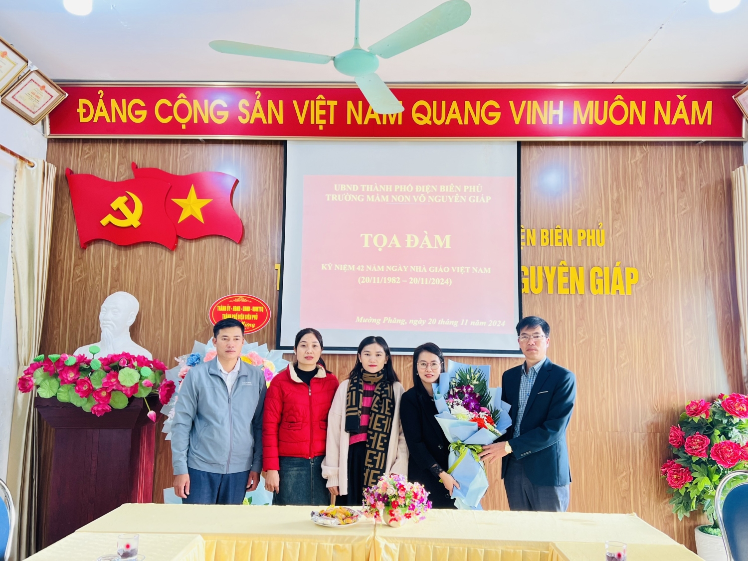 Trường Mầm non Võ Nguyên Giáp, xã Mường Phăng tổ chức tọa đàm kỷ niệm 42 năm Ngày Nhà giáo Việt Nam 20/11