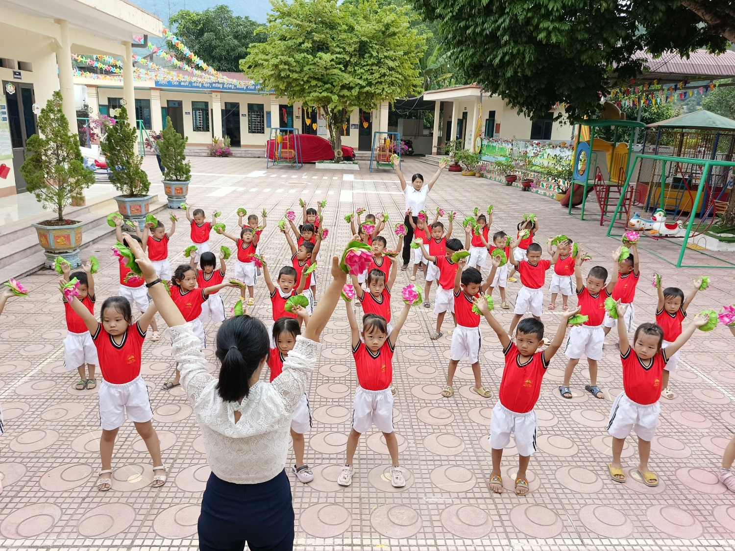 Trường mầm non Hoạ Mi tổ chức các hoạt động thi đua lập thành tích chào mừng kỷ niệm 42 năm Ngày Nhà giáo Việt Nam (20/11/1982 – 20/11/2024)