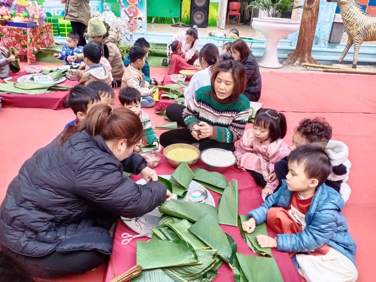 “CHIẾC BÁNH CHƯNG XANH” ĐẦY Ý NGHĨA CỦA CÁC BÉ TRƯỜNG MN HOA HỒNG.