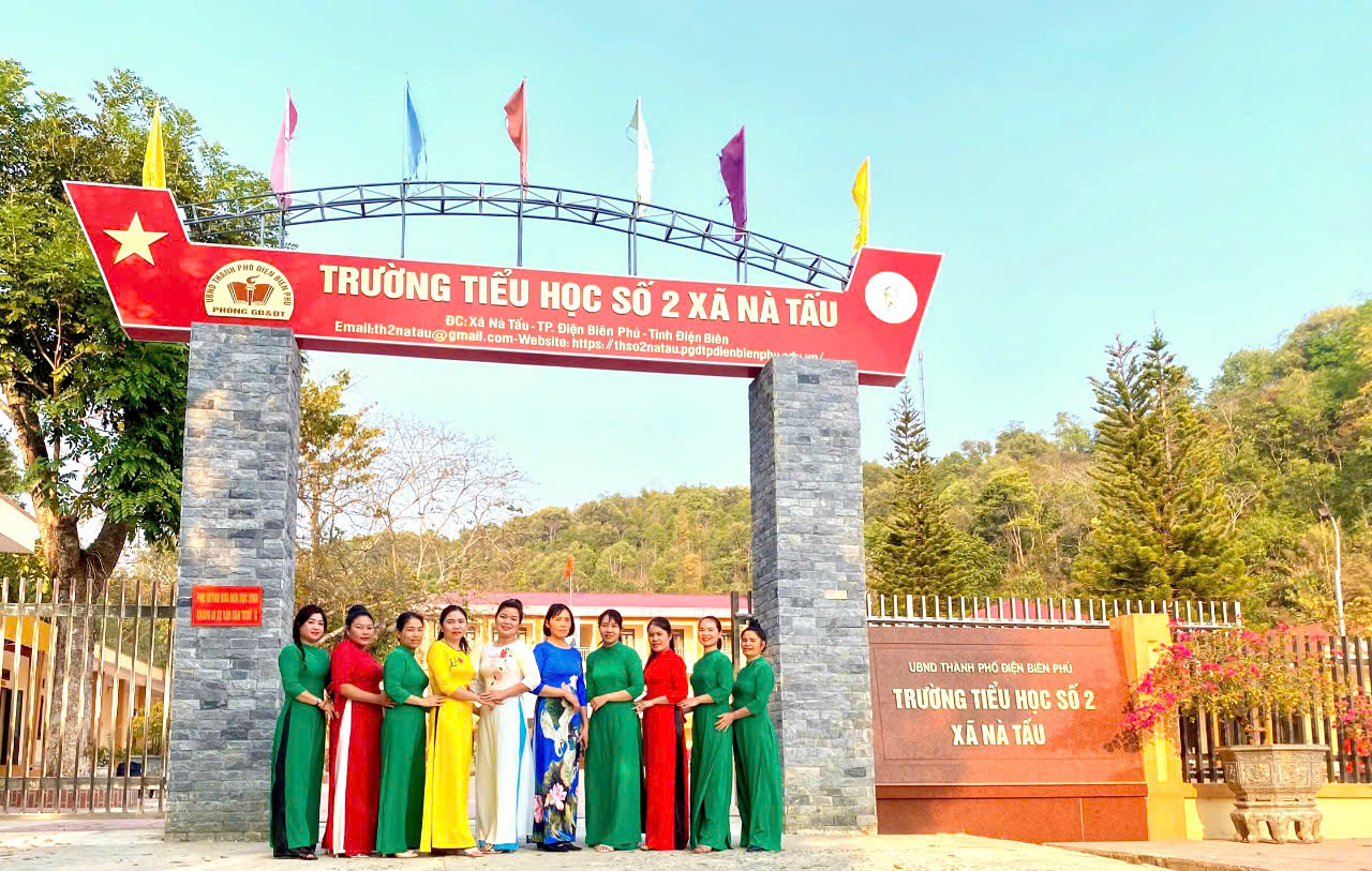 Nữ công trường Tiểu học số 2 xã Nà Tấu tưng bừng hưởng ứng “Tuần lễ áo dài” năm 2025