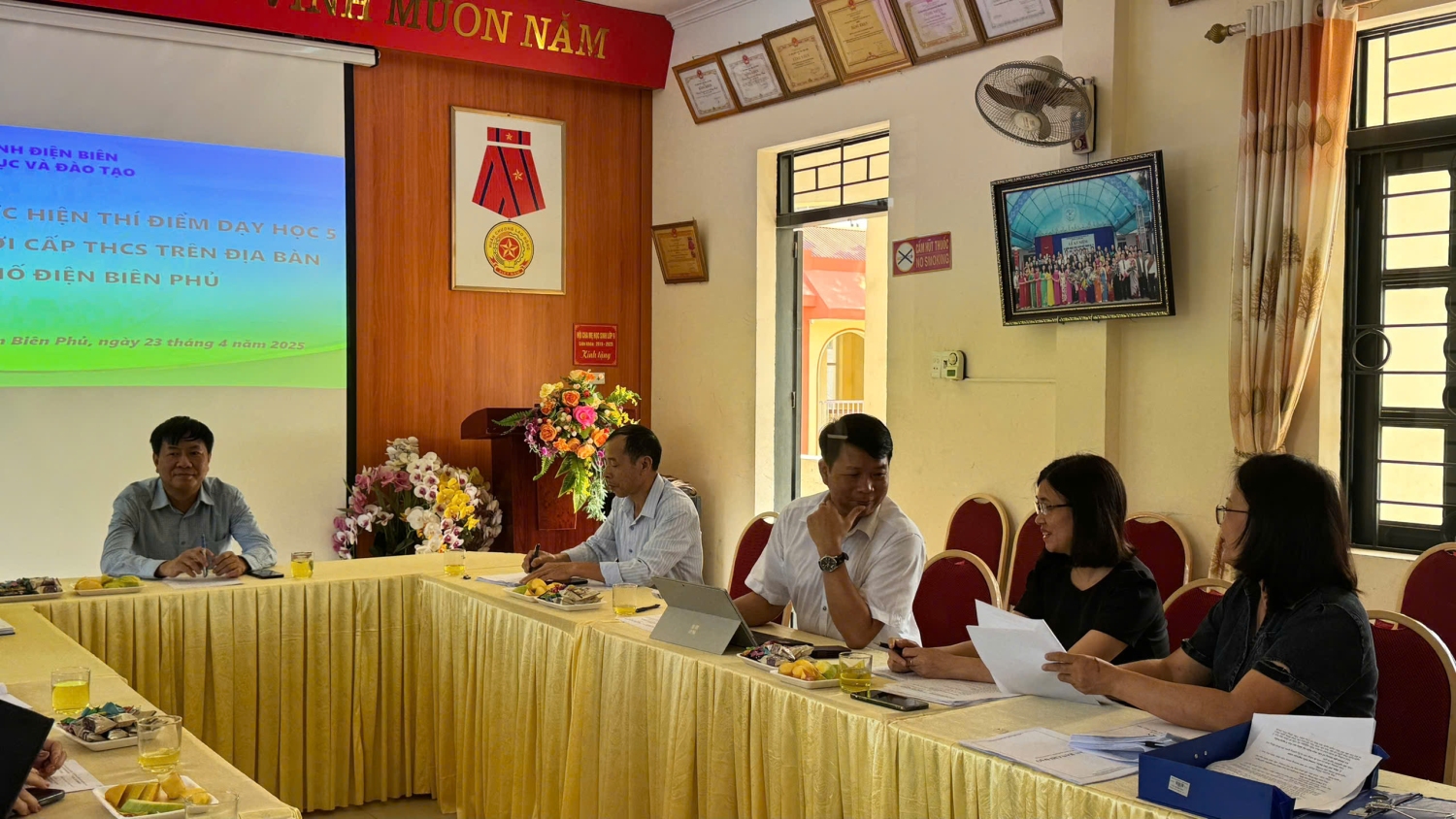 TRƯỜNG THCS MƯỜNG THANH ĐÓN ĐOÀN KIỂM TRA CỦA SỞ GDĐT TỈNH ĐIỆN BIÊN VỀ KIỂM TRA, ĐÁNH GIÁ VIỆC THỰC HIỆN THÍ ĐIỂM DẠY HỌC 5 NGÀY/TUẦN ĐỐI VỚI CẤP THCS