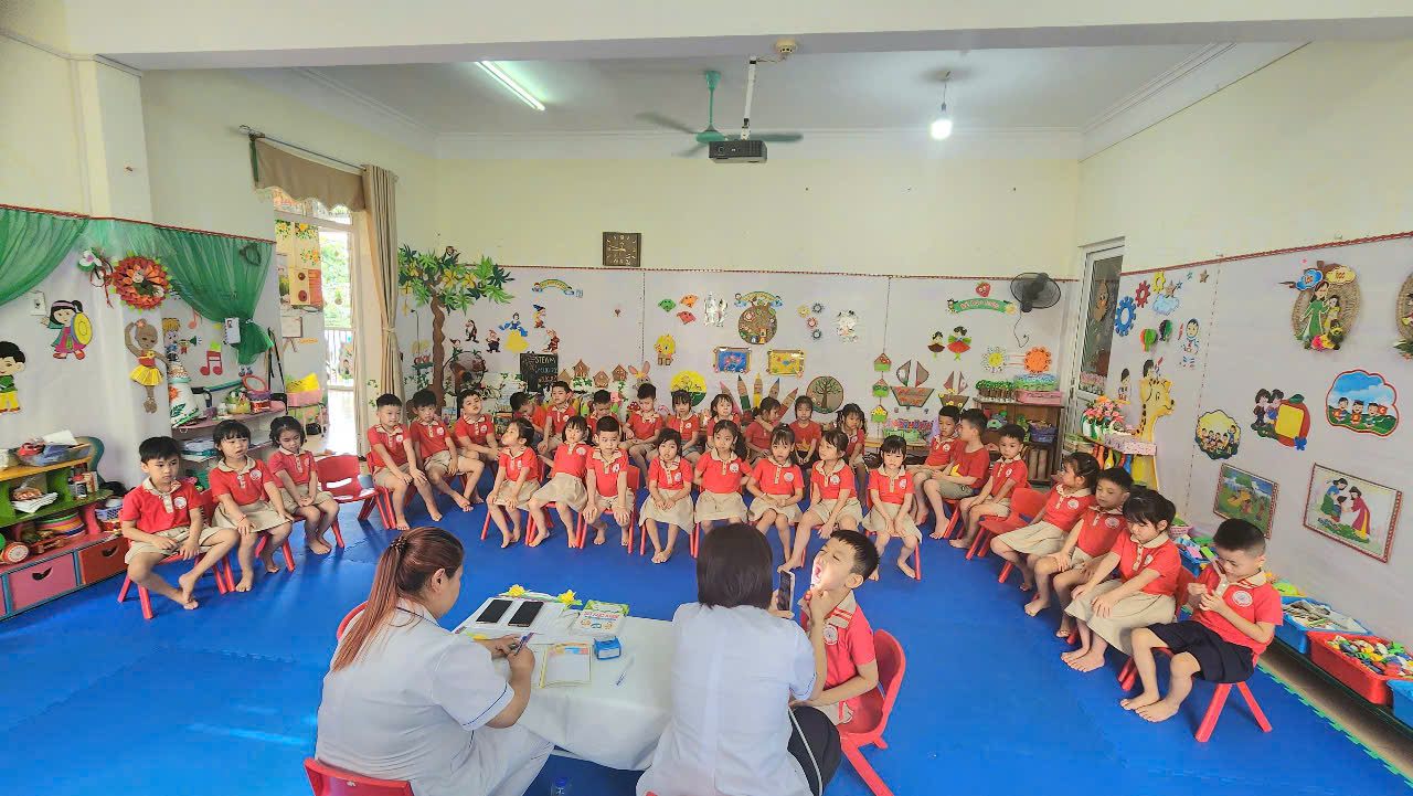 TRƯỜNG MẦM NON HOA BAN PHỐI HỢP VỚI TRẠM Y TẾ PHƯỜNG MƯỜNG THANH KHÁM SỨC KHỎE CHO TRẺ LẦN 2 NĂM HỌC 2024-2025