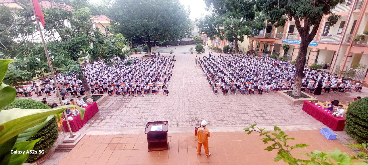 HOẠT ĐỘNG TUYÊN TRUYỀN BẢO VỆ HÀNH LANG LƯỚI ĐIỆN VÀ PHÒNG NGỪA TAI NẠN ĐIỆN, PHÒNG CHỐNG CHÁY NỔ TRONG NHÂN DÂN  “ ĐẶC BIỆT ĐỐI VỚI CÁC EM HỌC SINH TRONG DỊP HÈ”