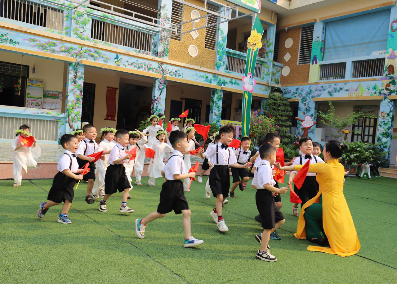 BUỔI CHỤP KỶ YẾU Ý NGHĨA, CHIA TAY CÁC BÉ 5 - 6 TUỔI CỦA CÔ TRÒ MẦM NON HIM LAM